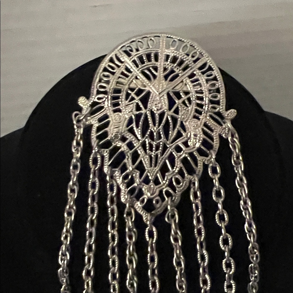Elegant Silver Chain Tie Brooch Necklace Approximately 12” Long - Picture 2 of 9